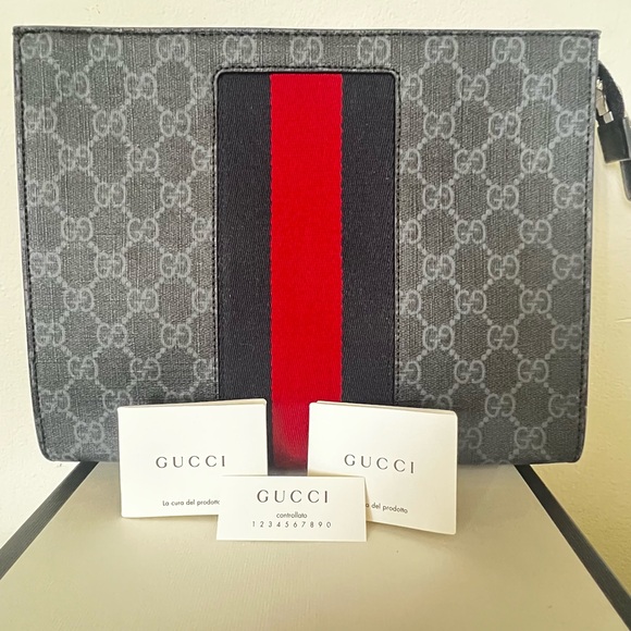 Gucci Handbags - Gucci GG supreme cosmetic clutch